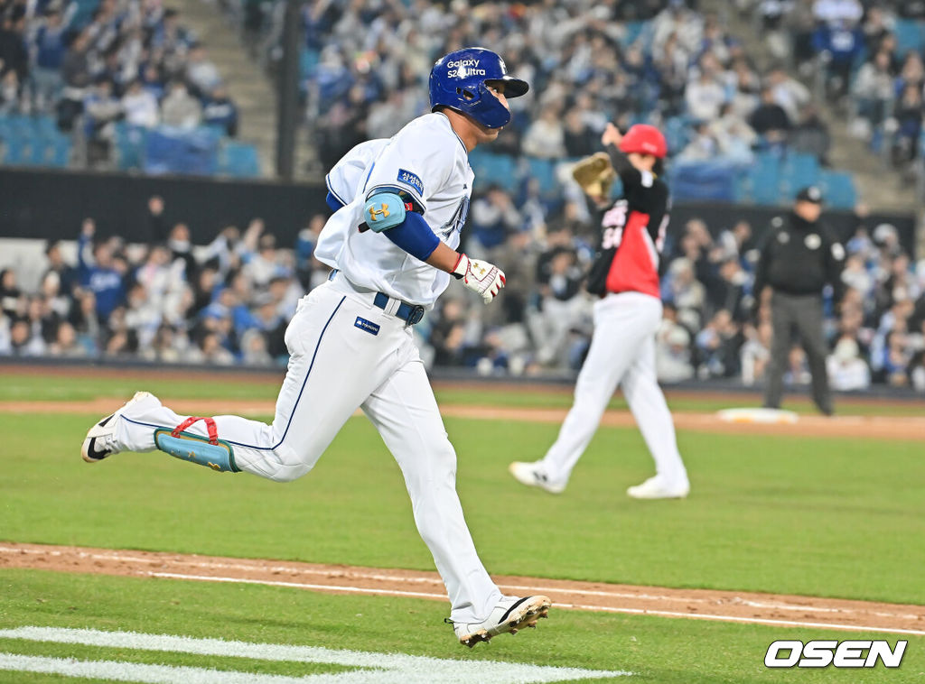 23일 대구삼성라이온즈파크에서 2026 신한 SOL KBO 리그 시범경기 삼성 라이온즈와 KIA 타이거즈의 경기가 열렸다. 홈팀 삼성은 양창섭이, 방문팀 KIA는 양현종이 선발 출전했다. 삼성 라이온즈 김영웅이 4회말 무사 1루 우월 2점 연타석 홈런을 치고 그라운드를 돌고 있다. 2026.03.23 / foto0307@osen.co.kr