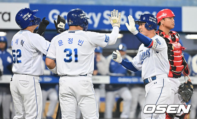 [OSEN=대구, 이석우 기자] 23일 대구삼성라이온즈파크에서 2026 신한 SOL KBO 리그 시범경기 삼성 라이온즈와 KIA 타이거즈의 경기가 열렸다. 홈팀 삼성은 양창섭이, 방문팀 KIA는 양현종이 선발 출전했다. 삼성 라이온즈 이해승이 8회말 1사 1,2루 좌월 3점 홈런을 치고 하이파이브를 하고 있다. 2026.03.23 / foto0307@osen.co.kr