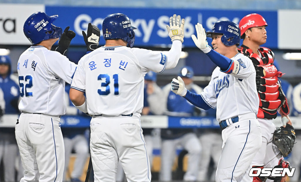 23일 대구삼성라이온즈파크에서 2026 신한 SOL KBO 리그 시범경기 삼성 라이온즈와 KIA 타이거즈의 경기가 열렸다. 홈팀 삼성은 양창섭이, 방문팀 KIA는 양현종이 선발 출전했다. 삼성 라이온즈 이해승이 8회말 1사 1,2루 좌월 3점 홈런을 치고 하이파이브를 하고 있다. 2026.03.23 / foto0307@osen.co.kr