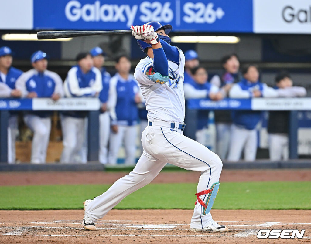 23일 대구삼성라이온즈파크에서 2026 신한 SOL KBO 리그 시범경기 삼성 라이온즈와 KIA 타이거즈의 경기가 열렸다. 홈팀 삼성은 양창섭이, 방문팀 KIA는 양현종이 선발 출전했다. 삼성 라이온즈 김영웅이 2회말 1사 우월 솔로 홈런을 치고 있다. 2026.03.23 / foto0307@osen.co.kr