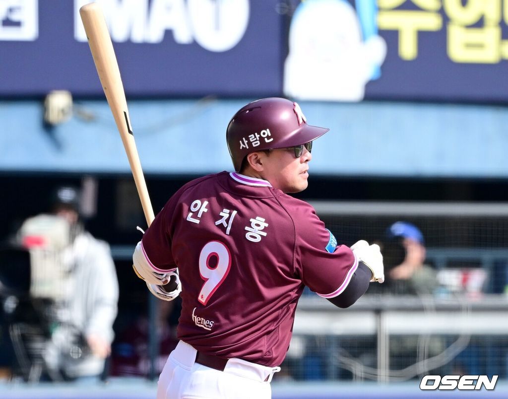 23일 서울 잠실야구장에서 ‘2026 신한 SOL KBO리그’ LG 트윈스와 키움 히어로즈의 시범경기가 열렸다.홈팀 LG는 라클란 웰스, 방문팀 키움은 하영민을 선발로 내세웠다.7회초 2사 만루 상황 키움 안치홍이 달아나는 3타점 싹쓸이 2루타를 날리고 있다. 2026.03.23 / dreamer@osen.co.kr