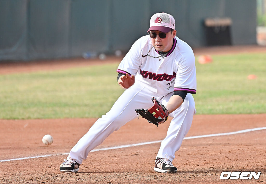 프로야구 키움 히어로즈가 3일(한국시간) 대만 가오슝 국경칭푸야구장에 스프링캠프를 차리고 구슬땀을 흘렸다. 키움 안치홍이 3루에서 수비 훈련을 하고 있다. / foto0307@osen.co.kr