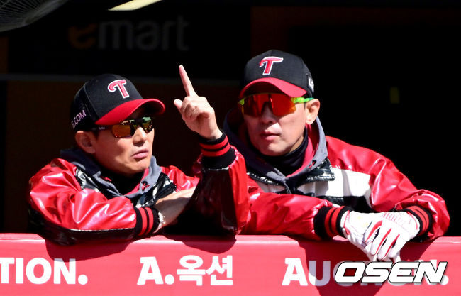 [OSEN=인천, 최규한 기자] 19일 인천 SSG랜더스필드에서 ‘2026 신한 SOL KBO리그’ 시범경기 SSG 랜더스와 LG 트윈스 경기가 열렸다.홈팀 SSG는 타케다 쇼타, 방문팀 LG는 송승기를 선발로 내세웠다.3회말 수비 때 LG 염경엽 감독과 김광삼 투수코치가 대화를 나누고 있다. 2026.03.19 / dreamer@osen.co.kr