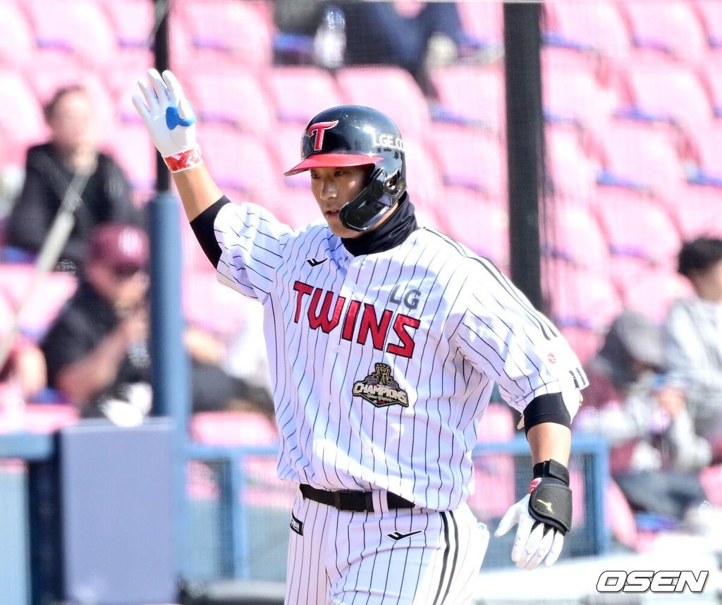 23일 서울 잠실야구장에서 ‘2026 신한 SOL KBO리그’ LG 트윈스와 키움 히어로즈의 시범경기가 열렸다.홈팀 LG는 라클란 웰스, 방문팀 키움은 하영민을 선발로 내세웠다.7회말 2사 만루 상황 LG 송찬의가 추격의 좌월 만루포를 날리고 그라운드를 돌며 기뻐하고 있다. 2026.03.23 / dreamer@osen.co.kr