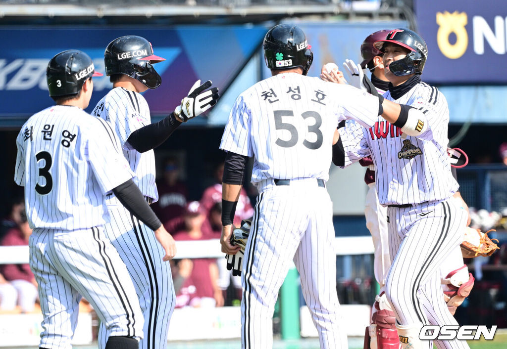 23일 서울 잠실야구장에서 ‘2026 신한 SOL KBO리그’ LG 트윈스와 키움 히어로즈의 시범경기가 열렸다.홈팀 LG는 라클란 웰스, 방문팀 키움은 하영민을 선발로 내세웠다.7회말 2사 만루 상황 LG 송찬의가 추격의 좌월 만루포를 날리고 홈을 밟은 뒤 선행주자들과 기뻐하고 있다. 2026.03.23 / dreamer@osen.co.kr