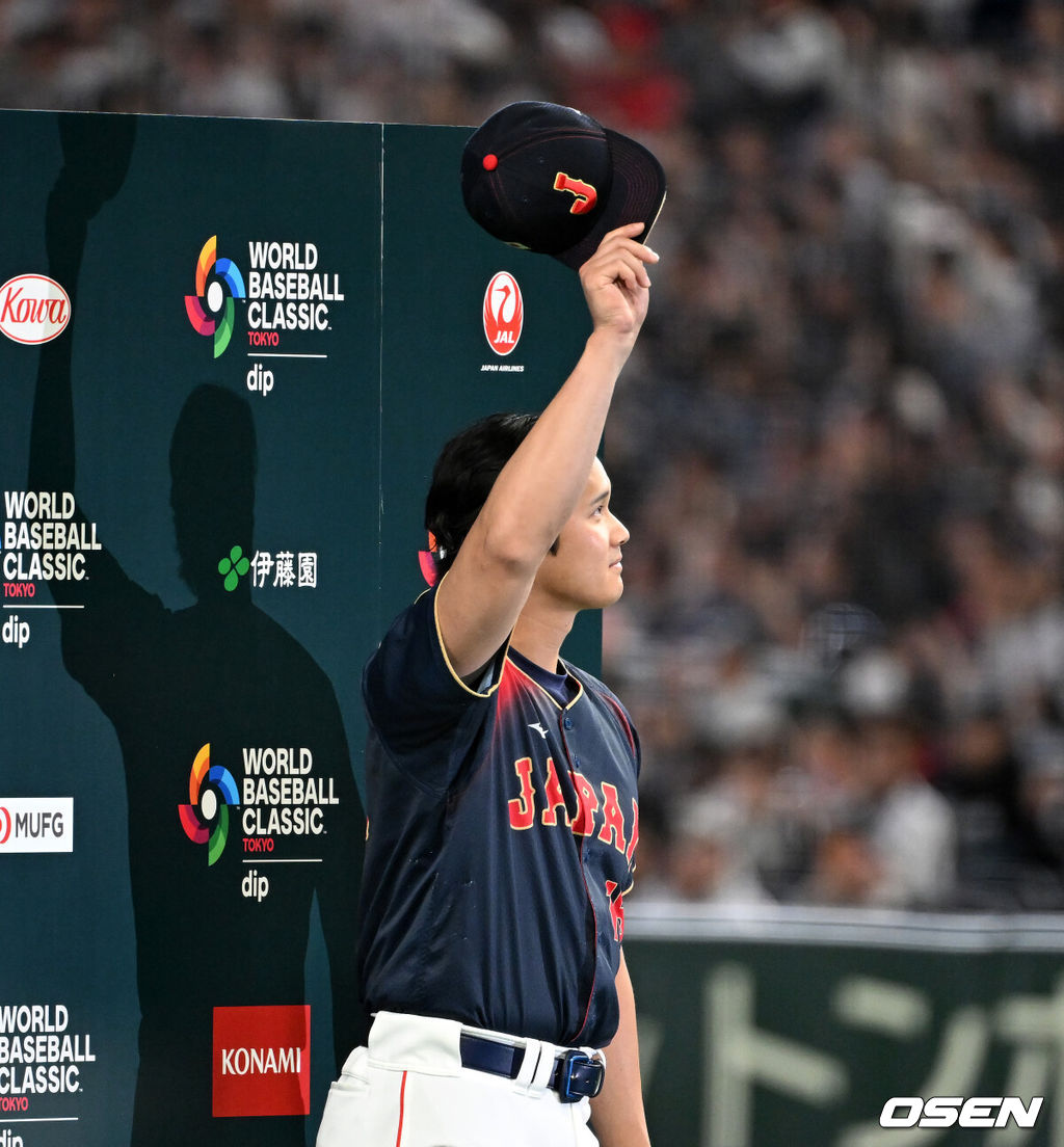 월드베이스볼클래식(WBC) 2연패를 향한 일본의 첫 여정이 파괴적이었다. 대만을 5회 콜드게임으로 몰아붙이면서 완벽한 승리를 거뒀다.일본은 6일 일본 도쿄돔에서 열린 ‘2026 월드베이스볼클래식(WBC)’ 1라운드 C조 대만과의 첫 경기에서 13-0, 7회 콜드게임 승리를 거두며 완벽한 출발을 알렸다. 일본은 대회 첫 승을 거뒀고 대만은 2패로 탈락 위기에 몰렸다.경기 종료 후 인터뷰를 마친 일본 오타니 쇼헤이가 모자를 벗어 인사하고 있다. 2026.03.06 /spjj@osen.co.kr