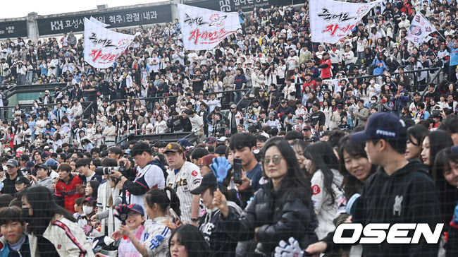 [OSEN=부산, 이석우 기자] 15일 부산 사직야구장에서 2026 신한 SOL KBO 리그 롯데 자이언츠와 LG 트윈스의 시범경기가 열렸다. 홈팀 롯데는 비슬리가, 방문팀 LG는 이민호가 선발 출전했다.롯데 자이언츠 팬들이 열띤 응원을 하고 있다. 2026.03.15 / foto0307@osen.co.kr