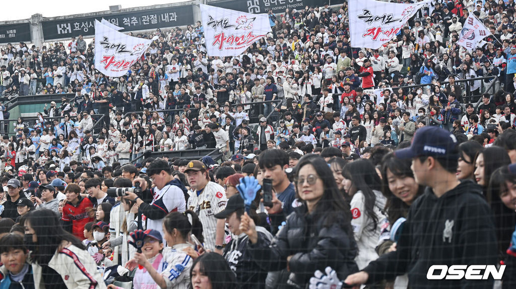 15일 부산 사직야구장에서 2026 신한 SOL KBO 리그 롯데 자이언츠와 LG 트윈스의 시범경기가 열렸다. 홈팀 롯데는 비슬리가, 방문팀 LG는 이민호가 선발 출전했다.롯데 자이언츠 팬들이 열띤 응원을 하고 있다. 2026.03.15 / foto0307@osen.co.kr