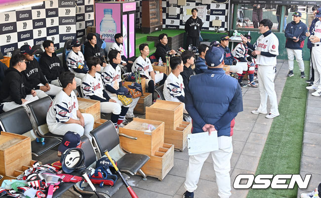 [OSEN=부산, 이석우 기자] 21일 부산 사직야구장에서 2026 신한 SOL KBO 리그 롯데 자이언츠와 한화 이글스의 시범경기가 열렸다. 홈팀 롯데는 로드리게스가, 방문팀 한화는 엄상백이 선발 출전했다.롯데 자이언츠 선수들이 경기를 마치고 더그아웃에 모여 미팅을 하고 있다. 2026.03.21 / foto0307@osen.co.kr