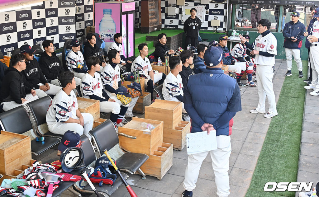 21일 부산 사직야구장에서 2026 신한 SOL KBO 리그 롯데 자이언츠와 한화 이글스의 시범경기가 열렸다. 홈팀 롯데는 로드리게스가, 방문팀 한화는 엄상백이 선발 출전했다.롯데 자이언츠 선수들이 경기를 마치고 더그아웃에 모여 미팅을 하고 있다. 2026.03.21 / foto0307@osen.co.kr