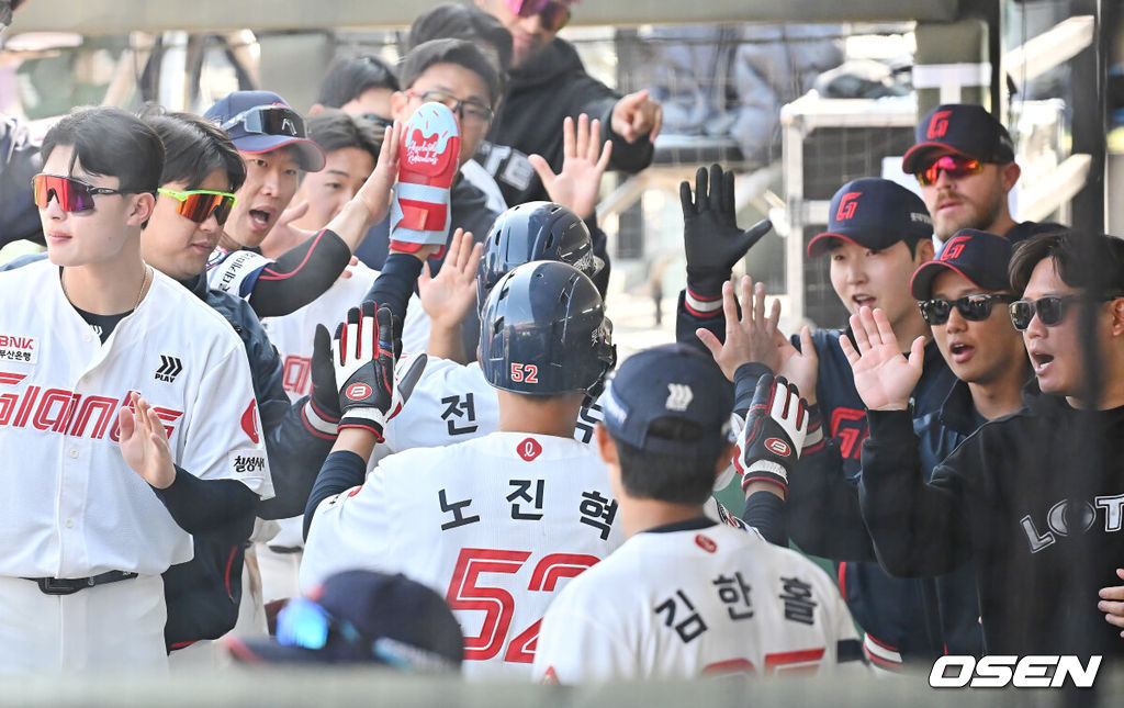 21일 부산 사직야구장에서 2026 신한 SOL KBO 리그 롯데 자이언츠와 한화 이글스의 시범경기가 열렸다. 홈팀 롯데는 로드리게스가, 방문팀 한화는 엄상백이 선발 출전했다.롯데 자이언츠 전준우와 노진혁이 6회말 2사 만루 손성빈의 우익수 앞 2타점 안타때 득점을 올리고 동료들과 하이파이브를 하고 있다. 2026.03.21 / foto0307@osen.co.kr