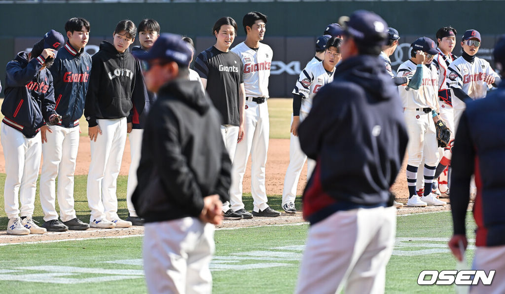 21일 부산 사직야구장에서 2026 신한 SOL KBO 리그 롯데 자이언츠와 한화 이글스의 시범경기가 열렸다. 홈팀 롯데는 로드리게스가, 방문팀 한화는 엄상백이 선발 출전했다.롯데 자이언츠 선수들이 12-6으로 승리한 후 팬들에게 인사를 하고 있다. 2026.03.21 / foto0307@osen.co.kr
