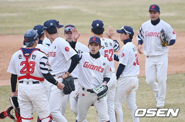 [OSEN=부산, 이석우 기자] 15일 부산 사직야구장에서 2026 신한 SOL KBO 리그 롯데 자이언츠와 LG 트윈스의 시범경기가 열렸다. 홈팀 롯데는 비슬리가, 방문팀 LG는 이민호가 선발 출전했다.롯데 자이언츠 선수들이 7-4로 역전승한 후 기쁨을 나누고 있다. 2026.03.15 / foto0307@osen.co.kr
