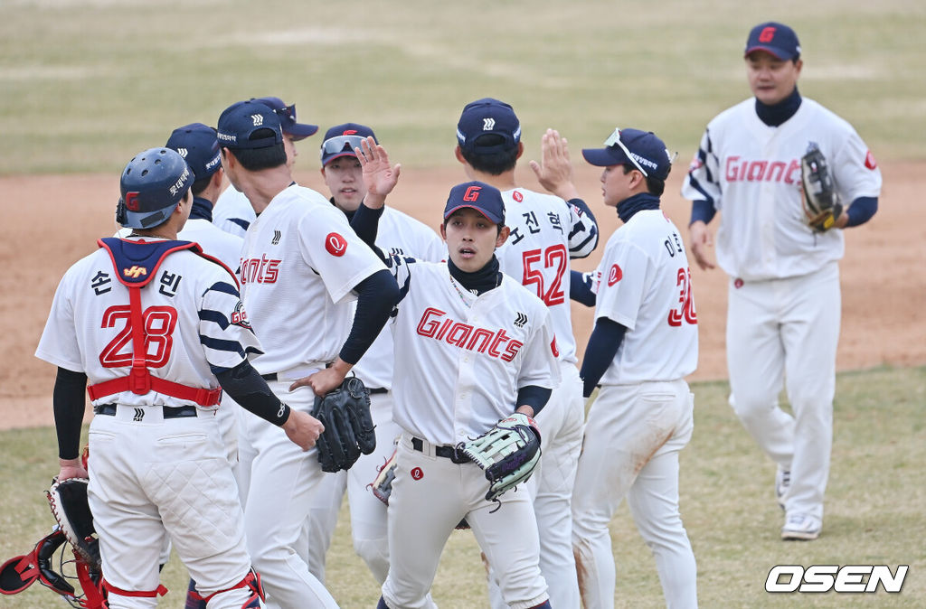 15일 부산 사직야구장에서 2026 신한 SOL KBO 리그 롯데 자이언츠와 LG 트윈스의 시범경기가 열렸다. 홈팀 롯데는 비슬리가, 방문팀 LG는 이민호가 선발 출전했다.롯데 자이언츠 선수들이 7-4로 역전승한 후 기쁨을 나누고 있다. 2026.03.15 / foto0307@osen.co.kr