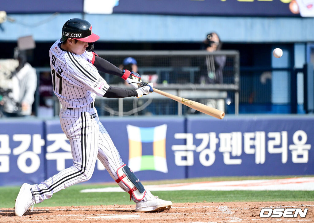 23일 서울 잠실야구장에서 ‘2026 신한 SOL KBO리그’ LG 트윈스와 키움 히어로즈의 시범경기가 열렸다.홈팀 LG는 라클란 웰스, 방문팀 키움은 하영민을 선발로 내세웠다.7회말 2사 주자없는 상황 LG 강민균이 추격의 좌월 솔로포를 날리고 있다. 2026.03.23 / dreamer@osen.co.kr