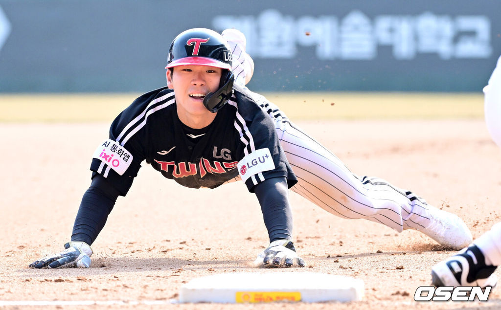 20일 인천 SSG랜더스필드에서 ‘2026 신한 SOL KBO리그’ 시범경기 SSG 랜더스와 LG 트윈스 경기가 열렸다.홈팀 SSG는 김민준, 방문팀 LG는 요니 치리노스를 선발로 내세웠다.8회초 1사 2루 상황 LG 송찬의 타석 때 상대 폭투를 틈타 3루로 내달려 세이프되고 있다. 2026.03.20 / dreamer@osen.co.kr