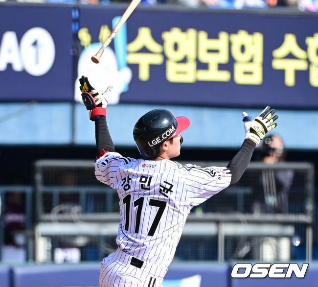 [OSEN=잠실, 최규한 기자] 23일 서울 잠실야구장에서 ‘2026 신한 SOL KBO리그’ LG 트윈스와 키움 히어로즈의 시범경기가 열렸다.홈팀 LG는 라클란 웰스, 방문팀 키움은 하영민을 선발로 내세웠다.7회말 2사 주자없는 상황 LG 강민균이 추격의 좌월 솔로포를 날리고 있다. 2026.03.23 / dreamer@osen.co.kr