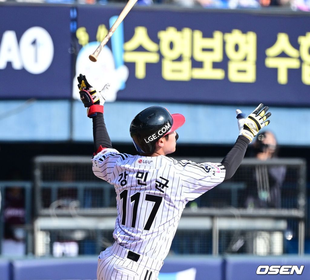 23일 서울 잠실야구장에서 ‘2026 신한 SOL KBO리그’ LG 트윈스와 키움 히어로즈의 시범경기가 열렸다.홈팀 LG는 라클란 웰스, 방문팀 키움은 하영민을 선발로 내세웠다.7회말 2사 주자없는 상황 LG 강민균이 추격의 좌월 솔로포를 날리고 있다. 2026.03.23 / dreamer@osen.co.kr