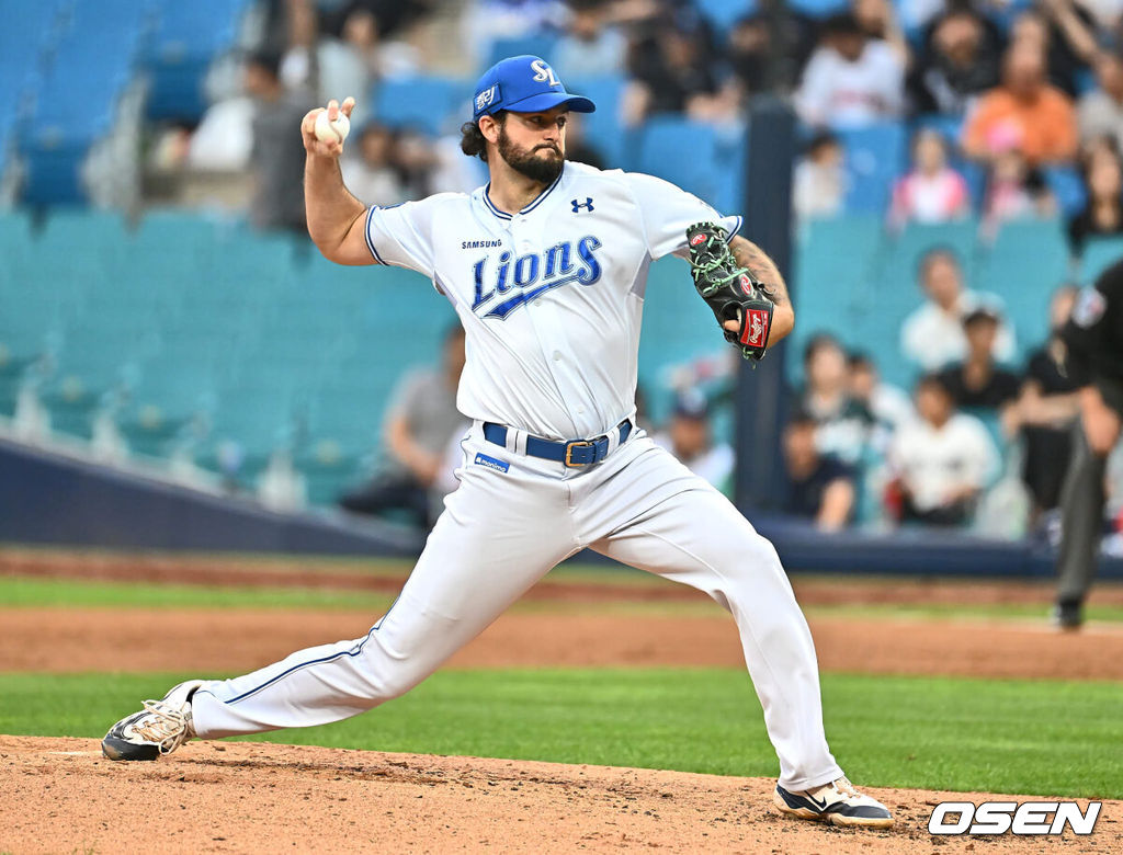 20일 대구삼성라이온즈파크에서 2024 신한 SOL 뱅크 KBO 리그 삼성 라이온즈와 SSG 랜더스의 경기가 열렸다. 3연패의 늪에서 벗어난 삼성은 코너를 내세워 위닝 시리즈에 도전하고 SSG는 2년 차 우완 송영진을 선발 투수로 내세웠다. 삼성 라이온즈 선발 투수 코너가 역투하고 있다. 2024.06.20 / foto0307@osen.co.kr