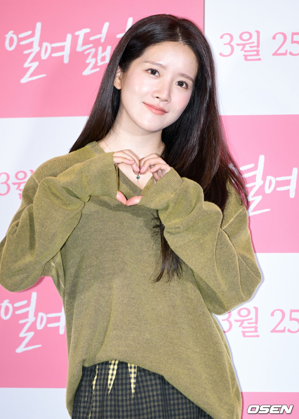 영화 '열여덟 청춘' 언론배급 시사 및 기자 간담회가 16일 서울 용산구 CGV용산아이파크몰에서 열렸다.배우 전소민, 김도연, 추소정이 출연하는 ‘열여덟 청춘(감독 어일선)’은 남다른 교육관을 가진 쿨한 교사 ‘희주’와 그런 담임이 귀찮기만 한 18세 고등학생 ‘순정’이 만나 자신의 존재감을 찾아가는 빛나는 청춘의 기록을 담은 작품이다.배우 추소정이 포즈를 취하고 있다. 2026.03.16 /cej@osen.co.kr