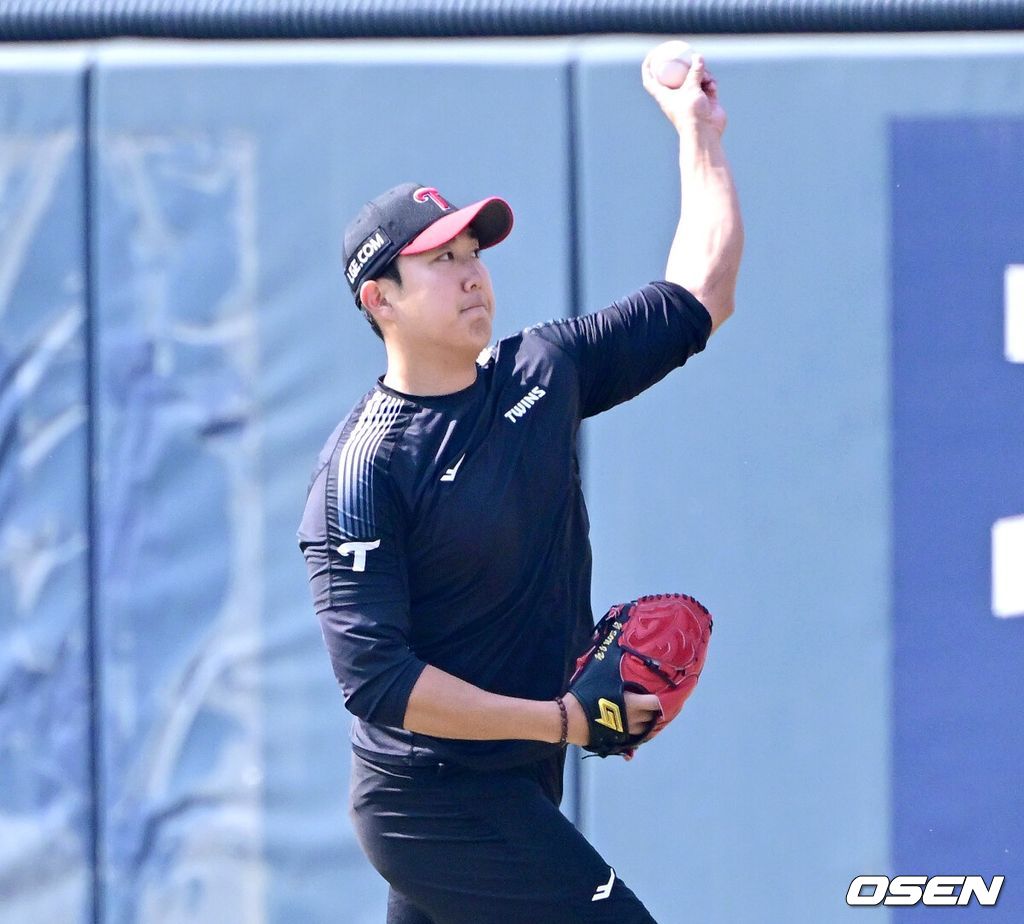 23일 서울 잠실야구장에서 ‘2026 신한 SOL KBO리그’ LG 트윈스와 키움 히어로즈의 시범경기가 열린다.시범경기는 오는 24일까지 각 팀당 12경기씩 총 60경기가 펼쳐진다.경기를 앞두고 LG 손주영이 캐치볼 훈련을 펼치고 있다. 2026.03.23 / dreamer@osen.co.kr