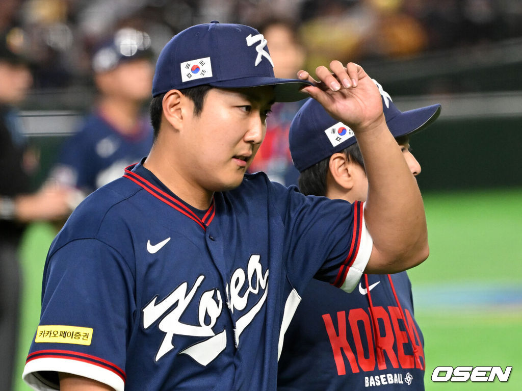 9일 일본 도쿄돔에서 월드베이스볼클래식(WBC) 조별리그 C조 한국과 호주의 경기가 열렸다.C조는 일본이 3승으로 조 1위를 확정, 8강에 진출했다. 호주가 2승 1패, 대만이 2승 2패, 한국이 1승 2패, 체코는 3패다.한국 WBC 대표팀이 8강에 진출하려면 호주에 2점 이하로 실점하면서 5점 차 이상으로 승리해야만 한다.2회말 수비에 앞서 한국 선발투수 손주영이 교체되고 있다. 2026.03.09 /spjj@osen.co.kr