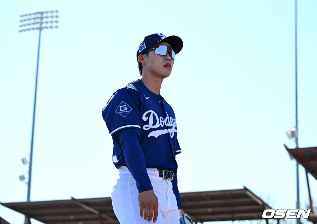 26일(한국시간) 미국 애리조나주 글렌데일 캐멀백 랜치에서 2025 메이저리그 시범경기 LA 다저스와 시애틀 매리너스의 경기가 열렸다.김혜성은 다저스와 최대 3+2년 2200만 달러(약 320억원) 계약에 합의하며 메이저리그 진출에 성공했다.LA 다저스 김혜성이 수비를 마치고 이동하고 있다. 2025.02.26 / sunday@osen.co.kr