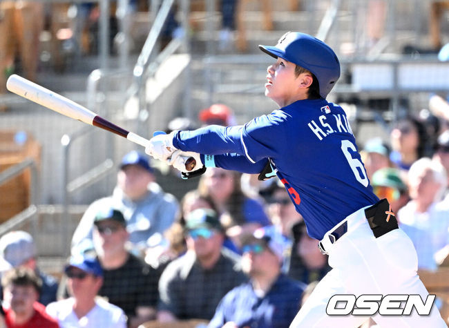 [OSEN=애리조나(미국), 이대선 기자] 26일(한국시간) 미국 애리조나주 글렌데일 캐멀백 랜치에서 2025 메이저리그 시범경기 LA 다저스와 시애틀 매리너스의 경기가 열렸다.김혜성은 다저스와 최대 3+2년 2200만 달러(약 320억원) 계약에 합의하며 메이저리그 진출에 성공했다.4회말 1사에서 LA 다저스 김혜성이 외야플라이로 물러나고 있다. 2025.02.26 / sunday@osen.co.kr