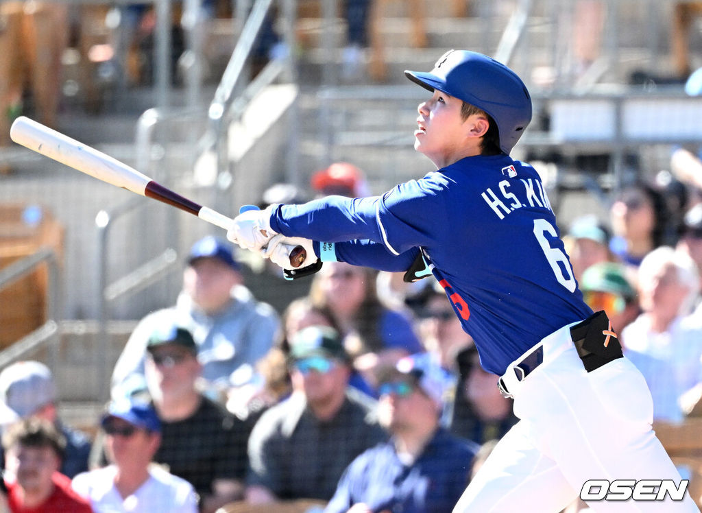 26일(한국시간) 미국 애리조나주 글렌데일 캐멀백 랜치에서 2025 메이저리그 시범경기 LA 다저스와 시애틀 매리너스의 경기가 열렸다.김혜성은 다저스와 최대 3+2년 2200만 달러(약 320억원) 계약에 합의하며 메이저리그 진출에 성공했다.4회말 1사에서 LA 다저스 김혜성이 외야플라이로 물러나고 있다. 2025.02.26 / sunday@osen.co.kr