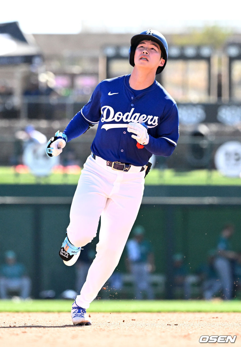 26일(한국시간) 미국 애리조나주 글렌데일 캐멀백 랜치에서 2025 메이저리그 시범경기 LA 다저스와 시애틀 매리너스의 경기가 열렸다.김혜성은 다저스와 최대 3+2년 2200만 달러(약 320억원) 계약에 합의하며 메이저리그 진출에 성공했다.4회말 1사에서 LA 다저스 김혜성이 외야플라이로 물러나고 있다. 2025.02.26 / sunday@osen.co.kr