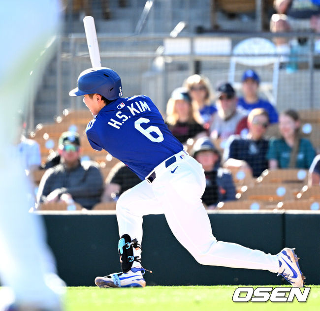 [OSEN=애리조나(미국), 이대선 기자] 26일(한국시간) 미국 애리조나주 글렌데일 캐멀백 랜치에서 2025 메이저리그 시범경기 LA 다저스와 시애틀 매리너스의 경기가 열렸다.김혜성은 다저스와 최대 3+2년 2200만 달러(약 320억원) 계약에 합의하며 메이저리그 진출에 성공했다.9회말 1사 1,2루에서 LA 다저스 김혜성이 삼진으로 물러나고 있다. 2025.02.26 / sunday@osen.co.kr