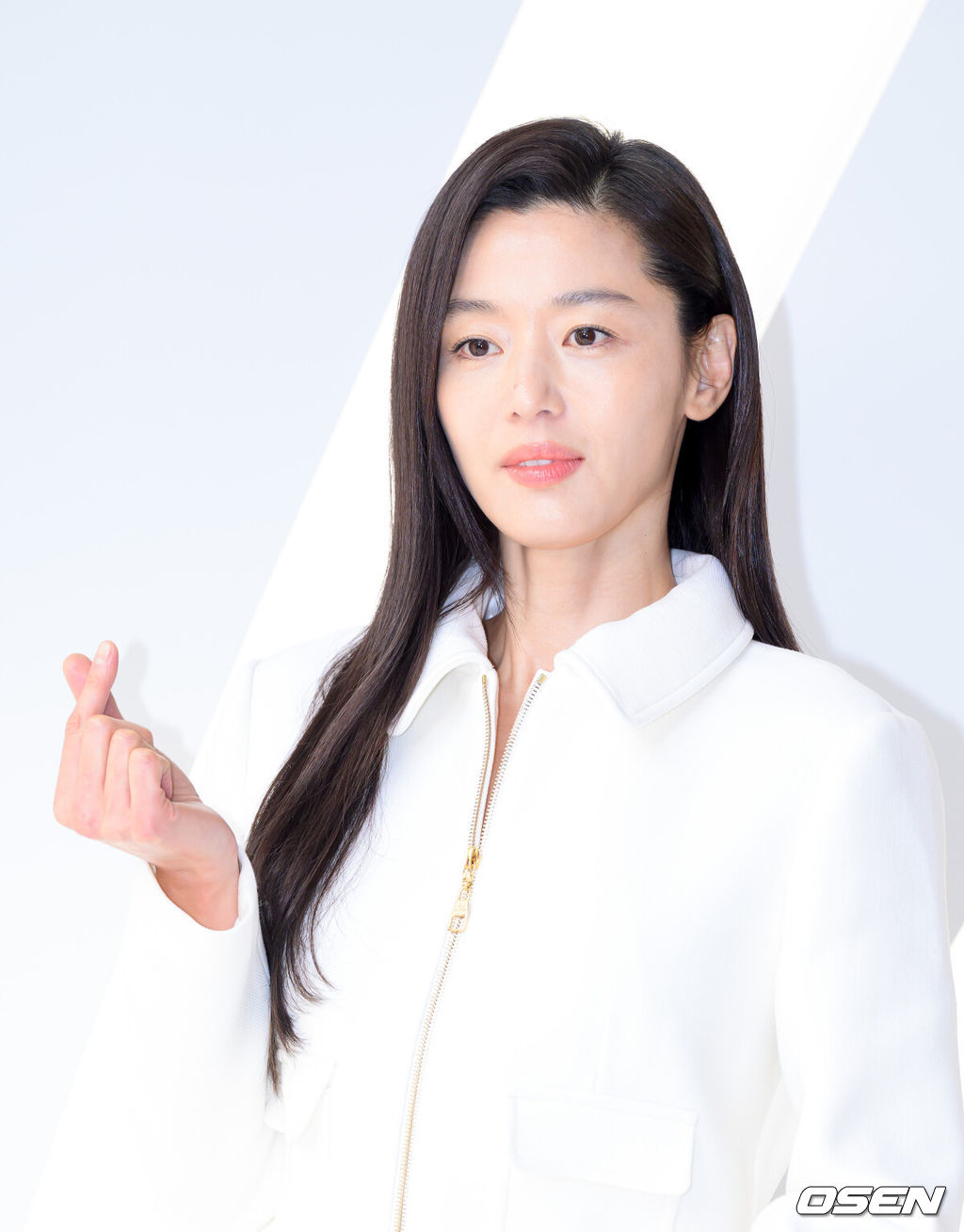 27일 오전 서울 종로구 푸투라 서울에서 울쎄라피 프라임 신규 광고 캠페인 공개 행사가 열렸다.이날 행사에는 배우 전지현이 참석해 자리를 빛냈다.전지현이 포토타임을 가지고 있다. 2026.02.26 /sunday@osen.co.kr