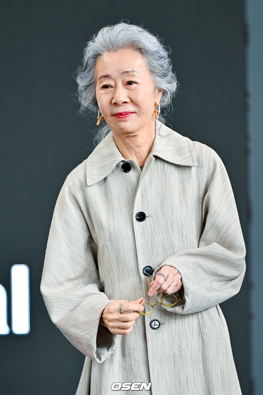 제30회 부산국제영화제(BIFF) 영화 ‘결혼피로연’ 야외무대인사 행사가 19일 부산 해운대구 영화의 전당에서 열렸다.올해 30주년을 맞이한 부산국제영화제는 오는 26일까지 총 64개국 328편의 작품을 만날수 있다.배우 윤여정이 무대 위에서 미소짓고 있다. 2025.09.19 / rumi@osen.co.kr