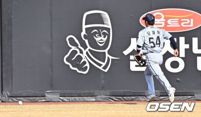 [OSEN=대전, 박준형 기자] 17일 오후 대전 한화생명볼파크에서 2026 신한 SOL KBO 리그 시범경기 한화 이글스와 두산 베어스의 경기가 진행됐다.전날 경기에서는 두산이 한화를 상대로 8-4 승리를 거뒀다.9회초 두산 이유찬의 3루타때 오재원 중견수가 공을 뒤로 놓치고 있다.    2026.03.17 / soul1014@osen.co.kr