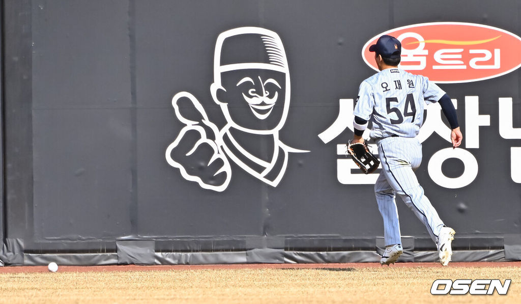 17일 오후 대전 한화생명볼파크에서 2026 신한 SOL KBO 리그 시범경기 한화 이글스와 두산 베어스의 경기가 진행됐다.전날 경기에서는 두산이 한화를 상대로 8-4 승리를 거뒀다.9회초 두산 이유찬의 3루타때 오재원 중견수가 공을 뒤로 놓치고 있다.    2026.03.17 / soul1014@osen.co.kr