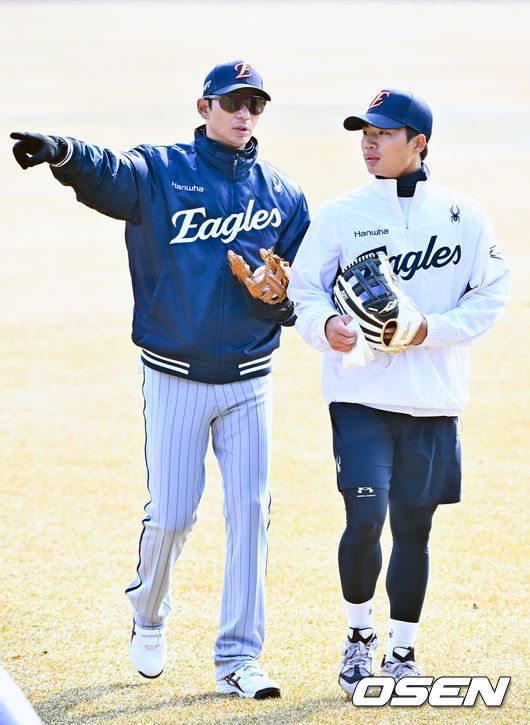 [OSEN=대전, 민경훈 기자] 12일 대전 한화생명볼파크에서 2026 신한 SOL KBO리그 시범경기 한화 이글스와 삼성 라이온즈의 경기가 열릴 예정인 가운데 경기 전 훈련이 진행됐다.시범경기는&nbsp;오늘(12일)부터&nbsp;오는 24일까지 진행되며, 각 팀이 12경기씩 치러 총 60경기가 펼쳐진다.경기 전 한화 오재원이 추승우 코치의 지도를 받고 있다. 2026.03.12 /rumi@osen.co.kr