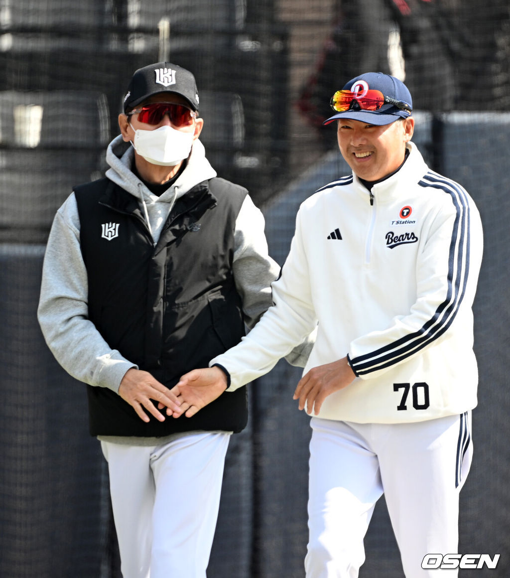 23일 경기도 수원 KT위즈파크에서 ‘2026 신한 SOL KBO리그’ 시범경기 KT 위즈와 두산 베어스의 경기가 열렸다.시범경기는 오는 24일까지 각 팀당 12경기씩 총 60경기가 펼쳐진다.경기에 앞서 이강철, 김원형 감독이 이야기를 나누고 있다. 2026.03.23 / sunday@osen.co.kr