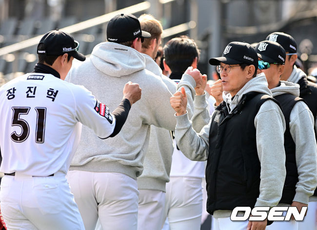 [OSEN=수원, 지형준 기자] 프로야구 KT 위즈가 투타조화를 이루며 시범경기 최하위에서 탈출했다.&nbsp;KT는 20일 수원 KT위즈파크에서 열린 ‘2026 신한은행 SOL Bank KBO리그’ 키움 히어로즈와의 시범경기에서 4-1로 승리하고 시범경기 최하위에서 탈출했다. 2승 2무 4패를 기록중이다. 키움은 지난 19일 승리로 꼴찌에서 탈출했지만 이날 패배로 다시 10위(2승 1무 5패)로 주저앉았다.&nbsp;경기를 마치고 KT 이강철 감독이 승리 하이파이브를 하고 있다. 2026.03.20&nbsp;/ jpnews@osen.co.kr