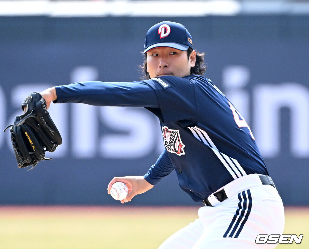 23일 경기도 수원 KT위즈파크에서 ‘2026 신한 SOL KBO리그’ 시범경기 KT 위즈와 두산 베어스의 경기가 열렸다.시범경기는 오는 24일까지 각 팀당 12경기씩 총 60경기가 펼쳐진다.1회말 무사에서 두산 선발투수 곽빈이 역투하고 있다. 2026.03.23 / sunday@osen.co.kr