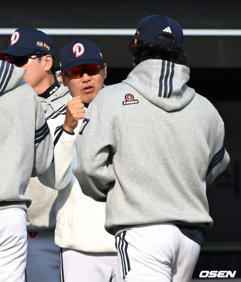 두산이 화끈한 장타쇼와 돌아온 에이스의 역투를 앞세워 마법사군단을 꺾었다.프로야구 두산 베어스는 23일 수원KT위즈파크에서 열린 2026 KBO리그 시범경기에서 KT 위즈를 12-7로 제압했다.두산은 시범경기 7승 1무 3패, 3연승 상승세가 끊긴 KT는 4승 2무 5패가 됐다.경기 종료 후 두산 김원형 감독이 곽빈과 승리의 기쁨을 나누고 있다. 2026.03.23 / sunday@osen.co.kr