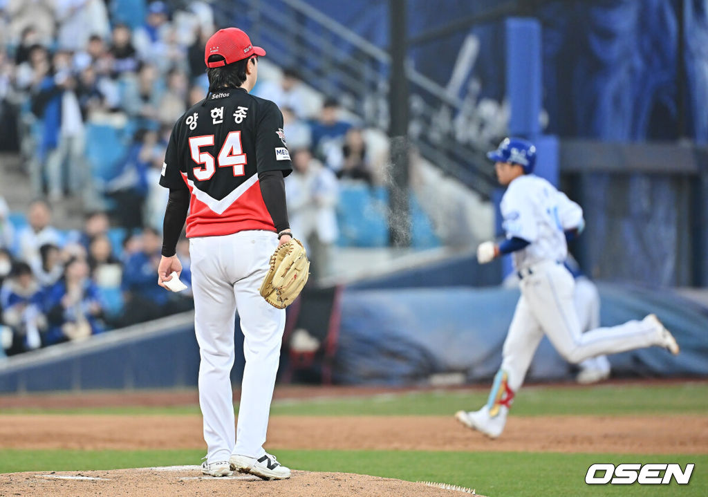 23일 대구삼성라이온즈파크에서 2026 신한 SOL KBO 리그 시범경기 삼성 라이온즈와 KIA 타이거즈의 경기가 열렸다. 홈팀 삼성은 양창섭이, 방문팀 KIA는 양현종이 선발 출전했다. KIA 타이거즈 양현종이 2회말 1사 삼성 라이온즈 김영웅에게 우월 솔로 홈런을 맞고 아쉬워하고 있다. 2026.03.23 / foto0307@osen.co.kr