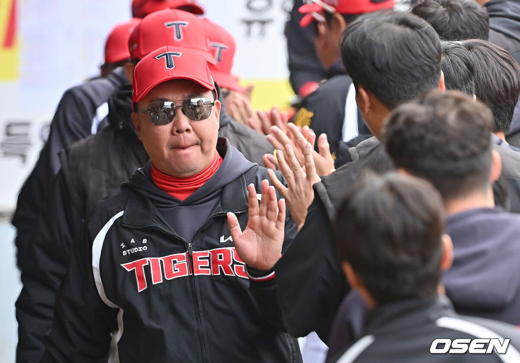 24일 대구삼성라이온즈파크에서 2026 신한 SOL KBO 리그 시범경기 삼성 라이온즈와 KIA 타이거즈의 경기가 열렸다. 홈팀 삼성은 오러클린이, 방문팀 KIA는 아담 올러가 선발 출전했다. KIA 타이거즈 이범호 감독이 2-1로 승리한 후 코치들과 기쁨을 나누고 있다. 2026.03.24 / foto0307@osen.co.kr