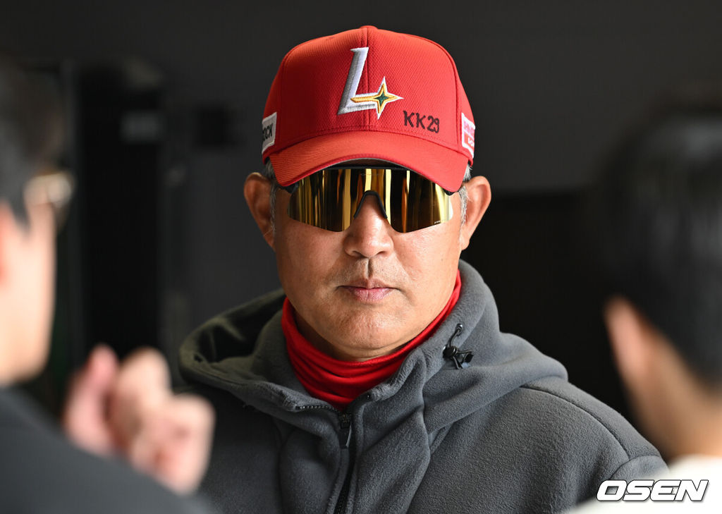 24일 인천 SSG랜더스필드에서 ‘2026 신한 SOL KBO리그’ 시범경기 SSG 랜더스와 롯데 자이언츠의 경기가 열렸다.시범경기는 오는 24일까지 각 팀당 12경기씩 총 60경기가 펼쳐진다.경기에 앞서 SSG 이숭용 감독이 취재진과 인터뷰를 하고 있다. 2026.03.24 / sunday@osen.co.kr