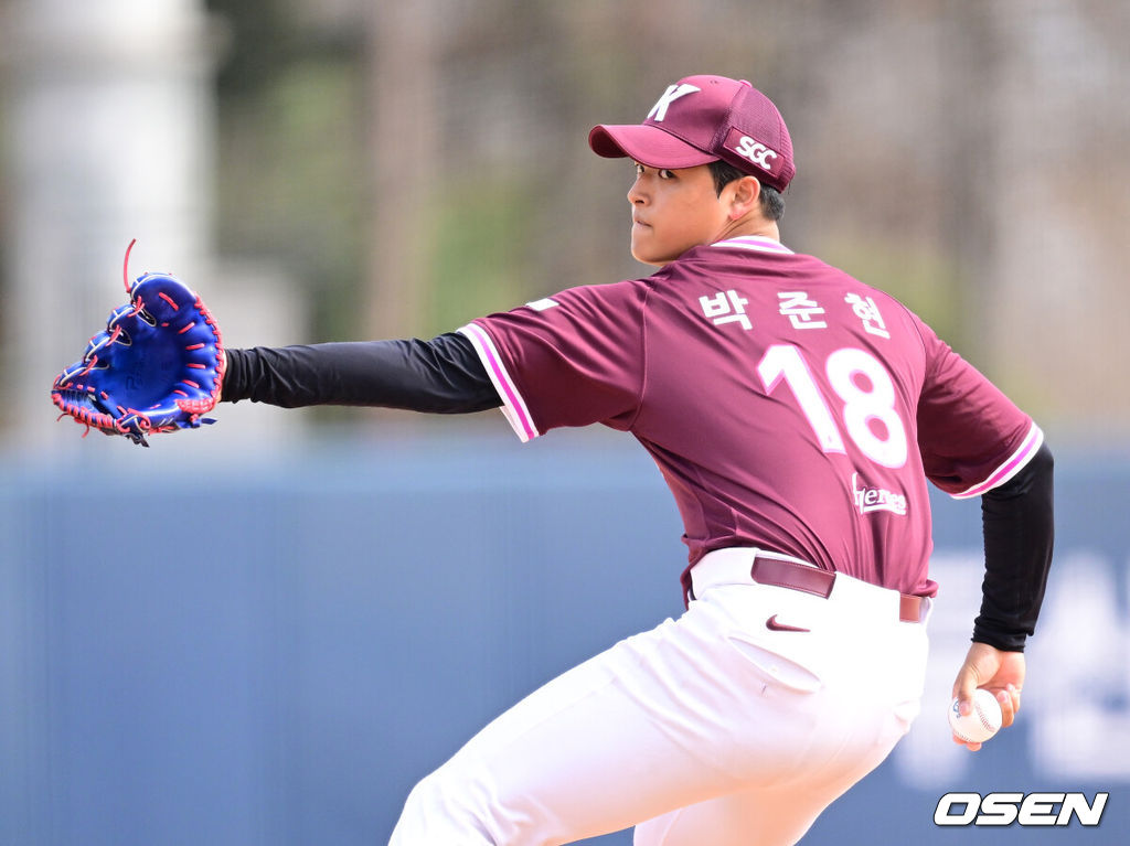 12일 경기도 이천 두산베어스파크에서 ‘2026 신한 SOL KBO리그’ 시범경기 두산 베어스와 키움 히어로즈의 경기가 열렸다.시범경기는 오늘(12일)부터 오는 24일까지 진행되며, 각 팀이 12경기씩 치러 총 60경기가 펼쳐질 예정이다.4회말 마운드에 오른 키움 박준현이 힘차게 공을 뿌리고 있다. 2026.03.12 / dreamer@osen.co.kr