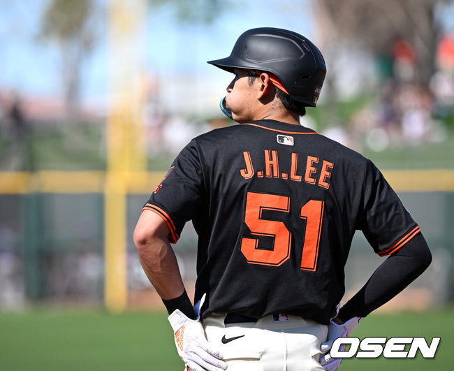 [OSEN=애리조나(미국), 이대선 기자] 25일(한국시간) 미국 애리조나주 스코츠데일 스타디움에서 2025 메이저리그 시범경기 샌프란시스코 자이언츠와 콜로라도 로키스의 경기가 열렸다.8개월 가량 재활을 마친 샌프란시스코 자이언츠 이정후는 이제 메이저리그 데뷔 2년차 시즌을 준비한다. 3회말 1사 1,2루에서 샌프란시스코 자이언츠 이정후가 볼넷을 얻어내고 있다. 2025.02.25 / sunday@osen.co.kr