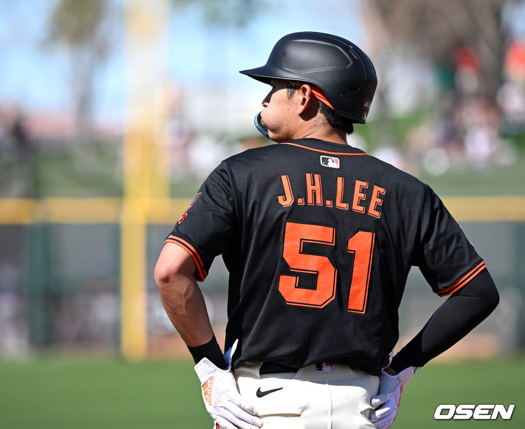 25일(한국시간) 미국 애리조나주 스코츠데일 스타디움에서 2025 메이저리그 시범경기 샌프란시스코 자이언츠와 콜로라도 로키스의 경기가 열렸다.8개월 가량 재활을 마친 샌프란시스코 자이언츠 이정후는 이제 메이저리그 데뷔 2년차 시즌을 준비한다. 3회말 1사 1,2루에서 샌프란시스코 자이언츠 이정후가 볼넷을 얻어내고 있다. 2025.02.25 / sunday@osen.co.kr