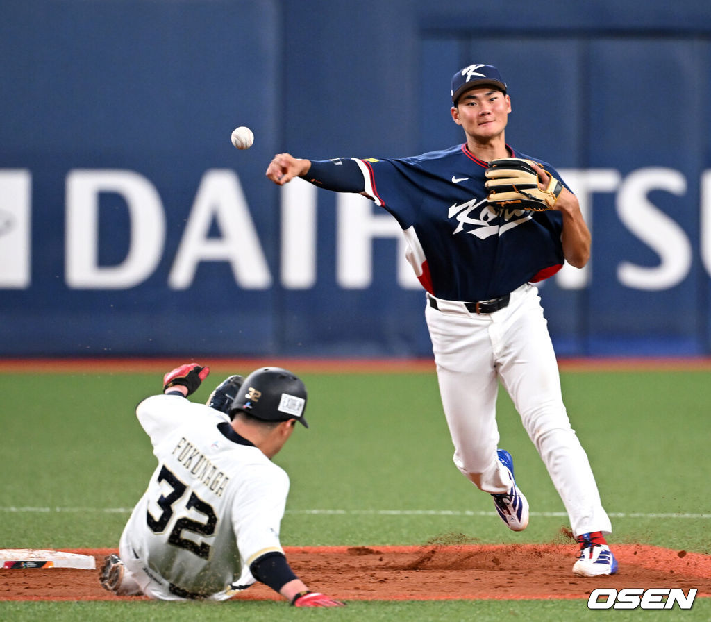 3일 일본 오사카 교세라돔에서 월드베이스볼클래식(WBC) 공식 연습 경기 한국 야구 대표팀과 오릭스 버팔로스의 경기가 열렸다.우리 대표팀은 연습 경기 2차전을 치른 뒤 5일 일본 도쿄돔에서 체코와 WBC 조별리그 1차전에서 격돌한다.6회말 1사 1루에서 한국 김주원이 오릭스 후쿠나가 쇼를 병살타로 처리하고 있다. 2026.03.03 /spjj@osen.co.kr
