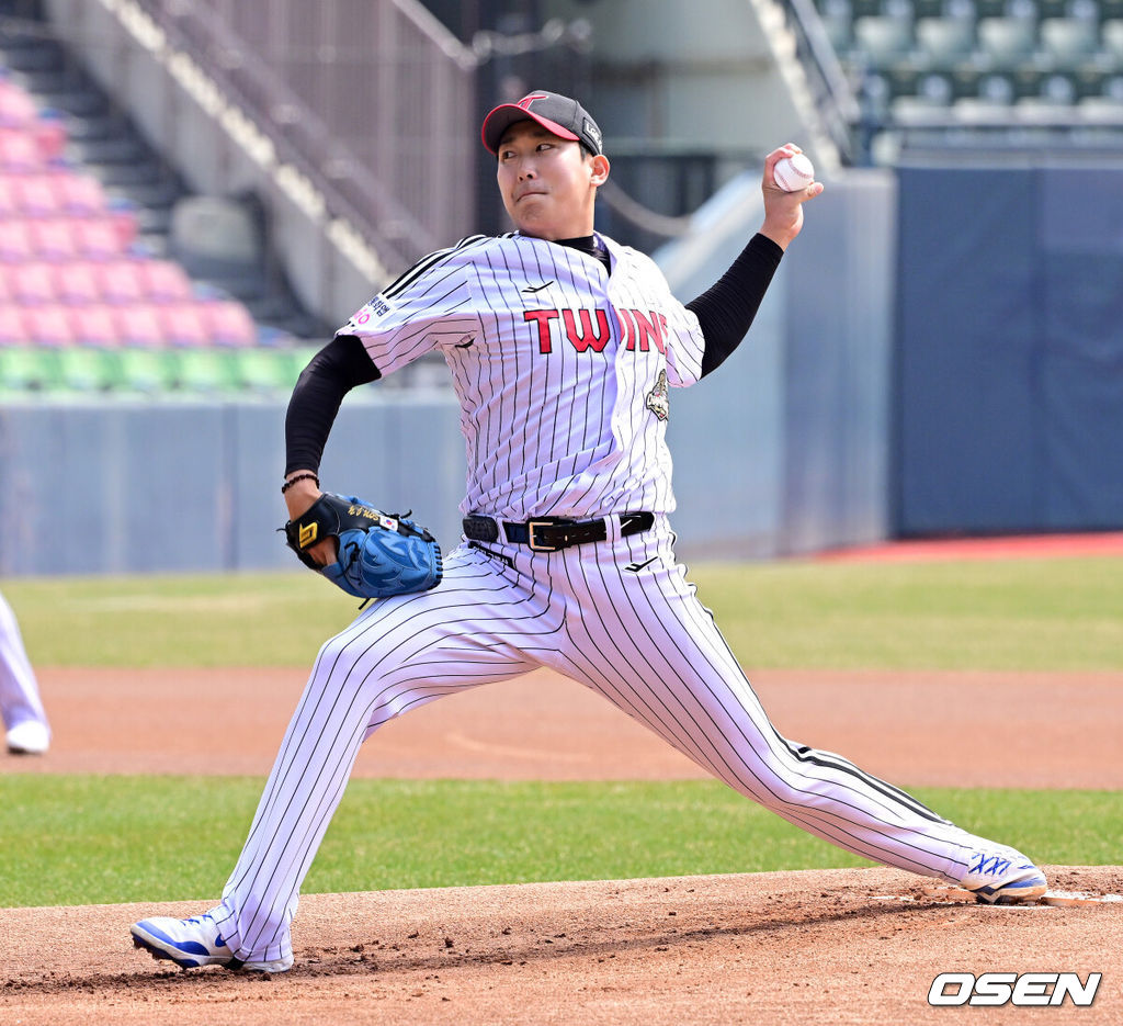 24일 서울 잠실야구장에서 ‘2026 신한 SOL KBO리그’ LG 트윈스와 키움 히어로즈의 시범경기가 열렸다.KBO리그 시범경기는 이날 마지막으로 마치고 오는 28일 잠실(KT-LG), 대전(키움-한화), 문학(KIA-SSG), 대구(롯데-삼성), 창원(두산-NC) 구장에서 2연전으로 대장정의 막을 올린다.1회초 LG 손주영이 역투하고 있다. 2026.03.24 / jpnews@osen.co.kr