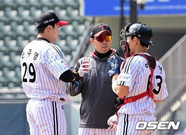 [OSEN=잠실, 지형준 기자]2회초 2사 2루에서 LG 손주영이 마운드를 내려가고 있다. 2026.03.24&nbsp;/ jpnews@osen.co.kr