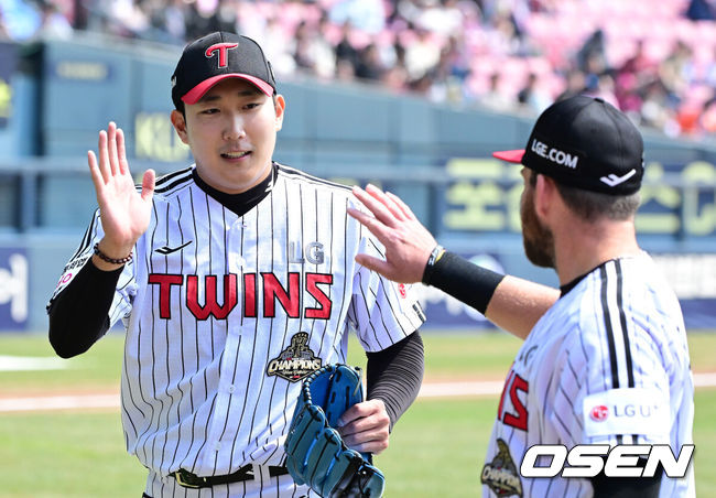 [OSEN=잠실, 지형준 기자] 24일 서울 잠실야구장에서 ‘2026 신한 SOL KBO리그’ LG 트윈스와 키움 히어로즈의 시범경기가 열렸다.KBO리그 시범경기는 이날 마지막으로 마치고 오는 28일 잠실(KT-LG), 대전(키움-한화), 문학(KIA-SSG), 대구(롯데-삼성), 창원(두산-NC) 구장에서 2연전으로 대장정의 막을 올린다.1회초 수비를 마친 LG 손주영이 오스틴과 하이파이브를 하고 있다. 2026.03.24&nbsp;/ jpnews@osen.co.kr